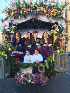 Traccas 1 Traccas con donne e bambine in abito tradizionale processione Sant'Efisio